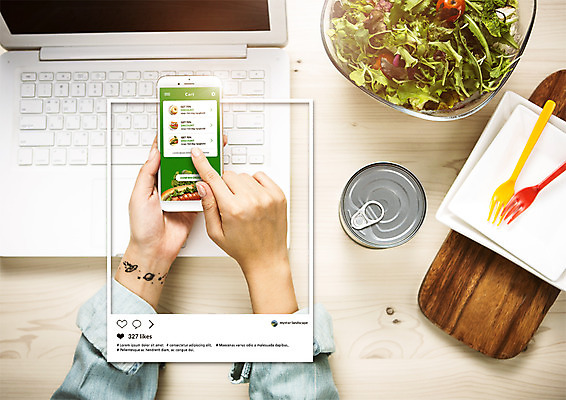 PSD 편집 편집이미지 접시 손 음식 포크 도마 신체부위 노트북 스마트폰 샐러드 통조림 믹싱볼 이미지편집 그릇 식기 주방용품 사람 전자제품 핸드폰 스마트기기 파일형식