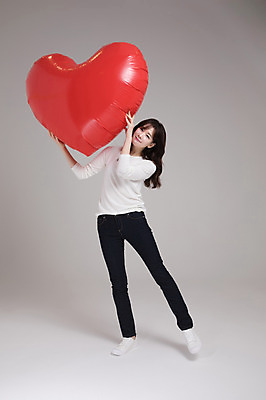 포토 JPG 스튜디오촬영 전신 우먼라이프 여자 실내 사랑 한명 서기 미소 들기 성인 앞모습 캐주얼 30대 한국인 하트 다리들기 싱글라이프 성인여자한명만 국내포토 모양 1 라이프스타일 옷 감정 뷰포인트 모션 표정 사람 동양인 내부 장년 여자한명만 성인여자만 파일형식