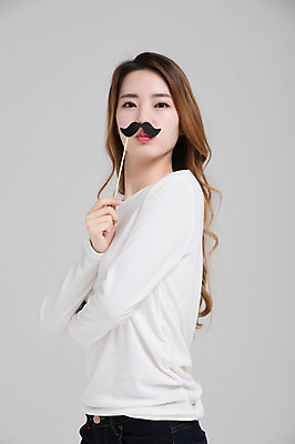 포토 JPG 스튜디오촬영 우먼라이프 여자 실내 한명 서기 들기 상반신 20대 성인 옆모습 캐주얼 한국인 콧수염 싱글라이프 성인여자한명만 국내포토 1 라이프스타일 옷 뷰포인트 모션 수염 사람 동양인 청년 내부 여자한명만 성인여자만 파일형식