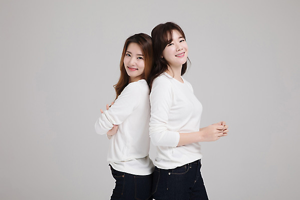 포토 JPG 스튜디오촬영 우먼라이프 여자 실내 서기 미소 상반신 20대 성인 두명 옆모습 30대 친구 한국인 등맞대기 싱글라이프 성인여자만 국내포토 라이프스타일 뷰포인트 관계 모션 표정 사람 동양인 청년 내부 장년 여자만 성인만 파일형식