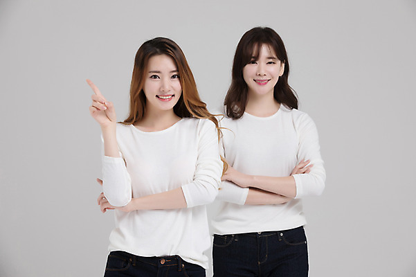 포토 JPG 스튜디오촬영 우먼라이프 여자 실내 서기 미소 상반신 20대 성인 두명 앞모습 30대 친구 팔짱 한국인 가리킴 싱글라이프 성인여자만 국내포토 라이프스타일 뷰포인트 관계 모션 표정 사람 동양인 손짓 청년 내부 장년 여자만 성인만 파일형식