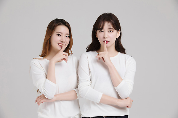 포토 JPG 스튜디오촬영 우먼라이프 여자 실내 서기 손짓 상반신 20대 성인 두명 앞모습 30대 친구 한국인 쉿 싱글라이프 성인여자만 국내포토 라이프스타일 뷰포인트 관계 모션 사람 동양인 청년 내부 장년 조용 여자만 성인만 파일형식