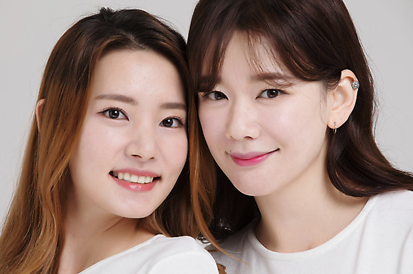 포토 JPG 스튜디오촬영 우먼라이프 여자 실내 미소 근접촬영 상반신 20대 성인 두명 앞모습 30대 친구 한국인 싱글라이프 성인여자만 국내포토 라이프스타일 뷰포인트 관계 표정 사람 동양인 청년 내부 장년 여자만 성인만 파일형식