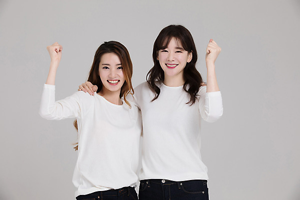 포토 JPG 스튜디오촬영 우먼라이프 여자 실내 서기 미소 상반신 20대 성인 두명 앞모습 30대 친구 파이팅 한국인 싱글라이프 성인여자만 국내포토 라이프스타일 뷰포인트 관계 모션 표정 사람 동양인 청년 내부 장년 여자만 성인만 파일형식