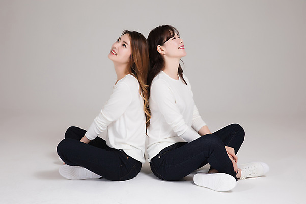 포토 JPG 스튜디오촬영 전신 우먼라이프 응시 여자 실내 미소 앉기 20대 성인 두명 옆모습 30대 친구 한국인 등맞대기 싱글라이프 성인여자만 국내포토 라이프스타일 시선 뷰포인트 관계 모션 표정 사람 동양인 청년 내부 장년 여자만 성인만 파일형식