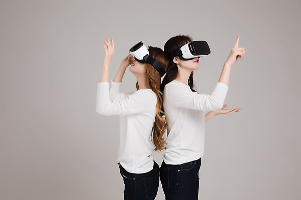 포토 JPG 스튜디오촬영 우먼라이프 여자 실내 서기 손짓 상반신 20대 성인 두명 옆모습 30대 친구 한국인 등맞대기 가리킴 싱글라이프 가상현실 성인여자만 오큘러스 VR기기 국내포토 라이프스타일 뷰포인트 관계 모션 사람 동양인 청년 내부 장년 기계 여자만 성인만 파일형식