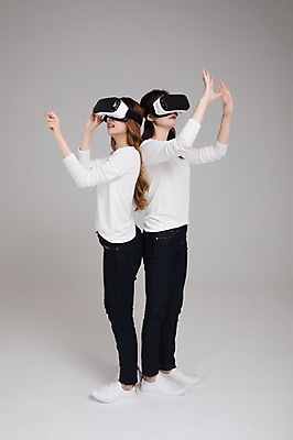 포토 JPG 스튜디오촬영 전신 우먼라이프 여자 실내 서기 손짓 20대 성인 두명 옆모습 30대 친구 한국인 등맞대기 싱글라이프 가상현실 성인여자만 오큘러스 VR기기 국내포토 라이프스타일 뷰포인트 관계 모션 사람 동양인 청년 내부 장년 기계 여자만 성인만 파일형식