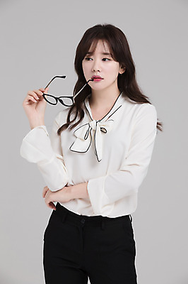 포토 JPG 스튜디오촬영 우먼라이프 응시 여자 안경 실내 한명 서기 들기 손짓 상반신 성인 앞모습 30대 한국인 싱글라이프 성인여자한명만 국내포토 1 라이프스타일 시선 잡화 뷰포인트 모션 사람 동양인 내부 장년 여자한명만 성인여자만 파일형식