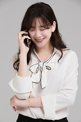 포토 JPG 스튜디오촬영 우먼라이프 여자 실내 한명 서기 미소 들기 손짓 상반신 성인 앞모습 30대 스마트폰 눈감음 한국인 통화 싱글라이프 성인여자한명만 국내포토 1 라이프스타일 뷰포인트 모션 표정 사람 동양인 내부 장년 핸드폰 스마트기기 여자한명만 성인여자만 파일형식