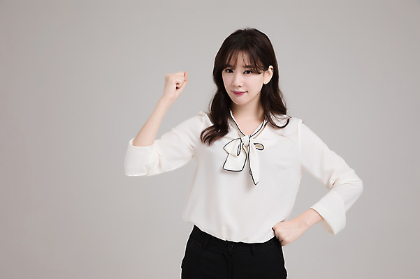 포토 JPG 스튜디오촬영 우먼라이프 여자 실내 한명 서기 손짓 상반신 성인 앞모습 30대 파이팅 한국인 싱글라이프 성인여자한명만 국내포토 1 라이프스타일 뷰포인트 모션 사람 동양인 내부 장년 여자한명만 성인여자만 파일형식