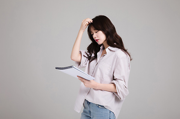 포토 JPG 스튜디오촬영 우먼라이프 여자 실내 한명 서기 들기 손짓 상반신 성인 옆모습 30대 한국인 스프링노트 싱글라이프 성인여자한명만 국내포토 1 라이프스타일 뷰포인트 모션 사람 동양인 내부 장년 공책 여자한명만 성인여자만 파일형식