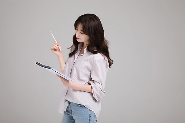 포토 JPG 스튜디오촬영 우먼라이프 여자 실내 한명 서기 들기 손짓 상반신 성인 옆모습 30대 연필 한국인 스프링노트 싱글라이프 성인여자한명만 국내포토 1 라이프스타일 뷰포인트 모션 학용품 사람 동양인 내부 장년 필기구 공책 여자한명만 성인여자만 파일형식