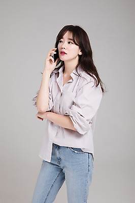 포토 JPG 스튜디오촬영 우먼라이프 응시 여자 실내 한명 서기 들기 손짓 상반신 성인 옆모습 30대 스마트폰 한국인 통화 싱글라이프 성인여자한명만 국내포토 1 라이프스타일 시선 뷰포인트 모션 사람 동양인 내부 장년 핸드폰 스마트기기 여자한명만 성인여자만 파일형식