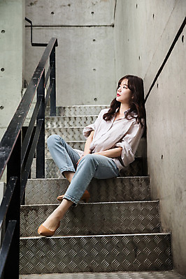 포토 JPG 주간 전신 우먼라이프 응시 여자 생각 한명 앉기 성인 야외 옆모습 30대 계단 한국인 비즈니스우먼 싱글라이프 성인여자한명만 국내포토 자연요소 1 라이프스타일 시선 뷰포인트 비즈니스 모션 사람 동양인 장년 직장인 여자한명만 성인여자만 파일형식 직업 인종 생활 여자만 성인만
