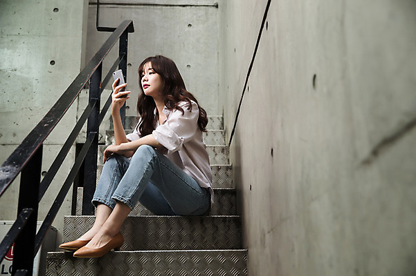 포토 JPG 주간 전신 우먼라이프 응시 여자 한명 들기 앉기 성인 야외 옆모습 30대 스마트폰 계단 한국인 비즈니스우먼 싱글라이프 성인여자한명만 국내포토 자연요소 1 라이프스타일 시선 뷰포인트 비즈니스 모션 사람 동양인 장년 핸드폰 스마트기기 직장인 여자한명만 성인여자만 파일형식