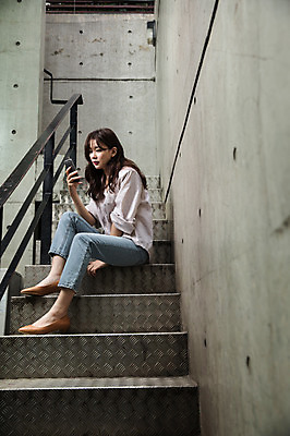 포토 JPG 주간 전신 우먼라이프 응시 여자 한명 들기 앉기 성인 야외 옆모습 30대 스마트폰 계단 한국인 비즈니스우먼 싱글라이프 성인여자한명만 국내포토 자연요소 1 라이프스타일 시선 뷰포인트 비즈니스 모션 사람 동양인 장년 핸드폰 스마트기기 직장인 여자한명만 성인여자만 파일형식
