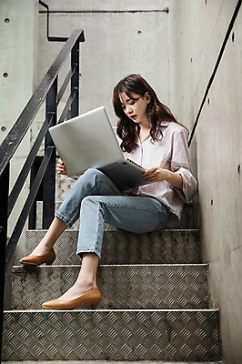 포토 JPG 주간 전신 우먼라이프 응시 여자 한명 앉기 성인 야외 옆모습 30대 노트북 계단 한국인 업무 비즈니스우먼 싱글라이프 성인여자한명만 국내포토 자연요소 1 라이프스타일 시선 뷰포인트 비즈니스 모션 사람 동양인 장년 전자제품 작업 직장인 여자한명만 성인여자만 파일형식