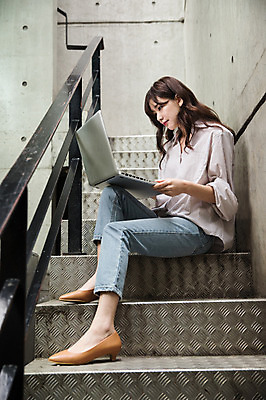 포토 JPG 주간 전신 우먼라이프 응시 여자 한명 앉기 성인 야외 옆모습 30대 노트북 계단 한국인 업무 비즈니스우먼 싱글라이프 성인여자한명만 국내포토 자연요소 1 라이프스타일 시선 뷰포인트 비즈니스 모션 사람 동양인 장년 전자제품 작업 직장인 여자한명만 성인여자만 파일형식