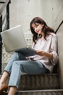 포토 JPG 주간 전신 우먼라이프 응시 여자 한명 앉기 성인 야외 옆모습 30대 노트북 계단 한국인 업무 비즈니스우먼 싱글라이프 성인여자한명만 국내포토 자연요소 1 라이프스타일 시선 뷰포인트 비즈니스 모션 사람 동양인 장년 전자제품 작업 직장인 여자한명만 성인여자만 파일형식 직업 인종 생활 여자만 성인만