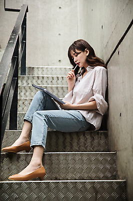 포토 JPG 주간 전신 우먼라이프 여자 생각 한명 앉기 성인 야외 옆모습 30대 연필 계단 한국인 업무 비즈니스우먼 고민 문서 싱글라이프 성인여자한명만 국내포토 자연요소 1 라이프스타일 감정 뷰포인트 비즈니스 모션 학용품 사람 동양인 장년 필기구 작업 직장인 여자한명만 성인여자만 파일형식