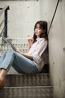 포토 JPG 주간 우먼라이프 응시 여자 한명 앉기 상반신 성인 야외 옆모습 30대 연필 계단 한국인 업무 비즈니스우먼 문서 싱글라이프 성인여자한명만 국내포토 자연요소 1 라이프스타일 시선 뷰포인트 비즈니스 모션 학용품 사람 동양인 장년 필기구 작업 직장인 여자한명만 성인여자만 파일형식