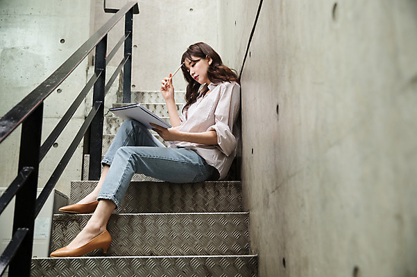포토 JPG 주간 전신 우먼라이프 여자 생각 한명 앉기 성인 야외 옆모습 30대 연필 계단 한국인 업무 비즈니스우먼 고민 문서 싱글라이프 성인여자한명만 국내포토 자연요소 1 라이프스타일 감정 뷰포인트 비즈니스 모션 학용품 사람 동양인 장년 필기구 작업 직장인 여자한명만 성인여자만 파일형식