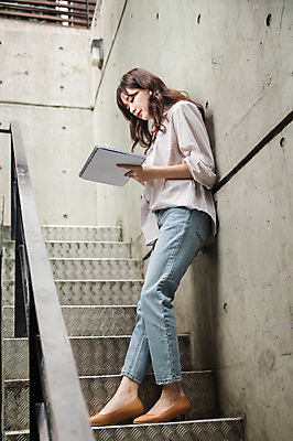 포토 JPG 주간 전신 우먼라이프 여자 한명 서기 들기 성인 야외 옆모습 30대 계단 한국인 업무 비즈니스우먼 문서 싱글라이프 성인여자한명만 국내포토 자연요소 1 라이프스타일 뷰포인트 비즈니스 모션 사람 동양인 장년 작업 직장인 여자한명만 성인여자만 파일형식