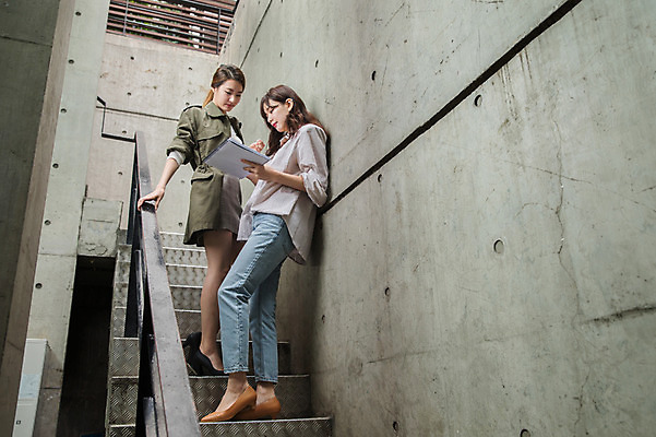 포토 JPG 주간 전신 우먼라이프 여자 대화 서기 20대 성인 야외 두명 옆모습 30대 계단 한국인 업무 비즈니스우먼 동료 문서 싱글라이프 성인여자만 국내포토 자연요소 라이프스타일 뷰포인트 비즈니스 관계 모션 말하기 사람 동양인 청년 장년 작업 직장인 여자만 성인만 파일형식