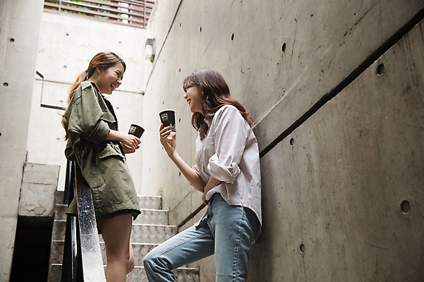 포토 JPG 주간 우먼라이프 여자 커피 휴식 대화 서기 상반신 20대 성인 야외 두명 옆모습 30대 계단 한국인 비즈니스우먼 동료 싱글라이프 성인여자만 국내포토 자연요소 라이프스타일 음료 뷰포인트 컨셉 비즈니스 관계 모션 말하기 사람 동양인 청년 장년 직장인 여자만 성인만 파일형식