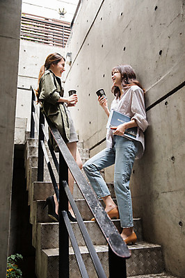 포토 JPG 주간 전신 우먼라이프 여자 커피 휴식 대화 서기 20대 성인 야외 두명 옆모습 30대 계단 한국인 비즈니스우먼 동료 싱글라이프 성인여자만 국내포토 자연요소 라이프스타일 음료 뷰포인트 컨셉 비즈니스 관계 모션 말하기 사람 동양인 청년 장년 직장인 여자만 성인만 파일형식