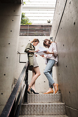 포토 JPG 주간 전신 우먼라이프 여자 대화 서기 20대 성인 야외 두명 옆모습 30대 계단 한국인 비즈니스우먼 동료 문서 싱글라이프 성인여자만 국내포토 자연요소 라이프스타일 뷰포인트 비즈니스 관계 모션 말하기 사람 동양인 청년 장년 직장인 여자만 성인만 파일형식