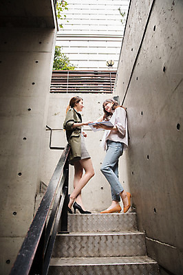 포토 JPG 주간 전신 우먼라이프 여자 대화 서기 20대 성인 야외 두명 옆모습 30대 계단 한국인 비즈니스우먼 동료 문서 싱글라이프 성인여자만 국내포토 자연요소 라이프스타일 뷰포인트 비즈니스 관계 모션 말하기 사람 동양인 청년 장년 직장인 여자만 성인만 파일형식