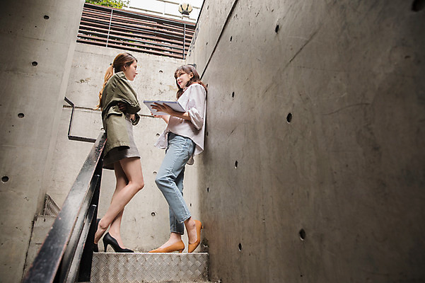 포토 JPG 주간 전신 우먼라이프 여자 대화 서기 20대 성인 야외 두명 옆모습 30대 계단 한국인 비즈니스우먼 동료 문서 싱글라이프 성인여자만 국내포토 자연요소 라이프스타일 뷰포인트 비즈니스 관계 모션 말하기 사람 동양인 청년 장년 직장인 여자만 성인만 파일형식