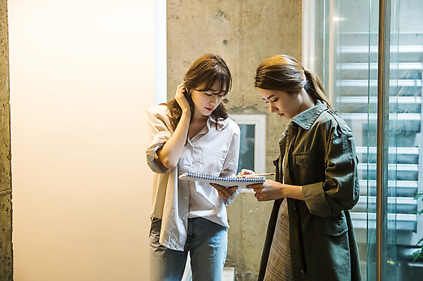 포토 JPG 우먼라이프 여자 회의 실내 대화 서기 들기 상반신 20대 성인 두명 앞모습 옆모습 30대 한국인 비즈니스우먼 동료 문서 싱글라이프 성인여자만 국내포토 라이프스타일 뷰포인트 비즈니스 관계 모션 말하기 사람 동양인 청년 내부 장년 직장인 여자만 성인만 파일형식
