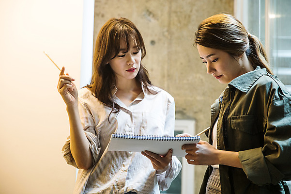 포토 JPG 우먼라이프 여자 회의 실내 대화 서기 들기 상반신 20대 성인 두명 앞모습 옆모습 30대 한국인 비즈니스우먼 동료 문서 싱글라이프 성인여자만 국내포토 라이프스타일 뷰포인트 비즈니스 관계 모션 말하기 사람 동양인 청년 내부 장년 직장인 여자만 성인만 파일형식