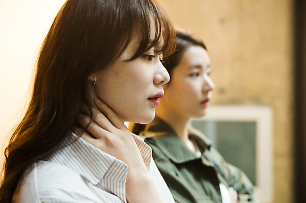 포토 JPG 우먼라이프 응시 여자 회의 실내 서기 상반신 20대 성인 두명 옆모습 아웃포커스 30대 한국인 비즈니스우먼 동료 회의실 싱글라이프 성인여자만 국내포토 라이프스타일 시선 뷰포인트 비즈니스 관계 모션 촬영기법 사람 동양인 청년 내부 장년 직장인 여자만 성인만 파일형식 직업 인종 생활