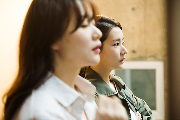 포토 JPG 우먼라이프 응시 여자 회의 실내 서기 상반신 20대 성인 두명 옆모습 아웃포커스 30대 한국인 비즈니스우먼 동료 회의실 싱글라이프 성인여자만 국내포토 라이프스타일 시선 뷰포인트 비즈니스 관계 모션 촬영기법 사람 동양인 청년 내부 장년 직장인 여자만 성인만 파일형식