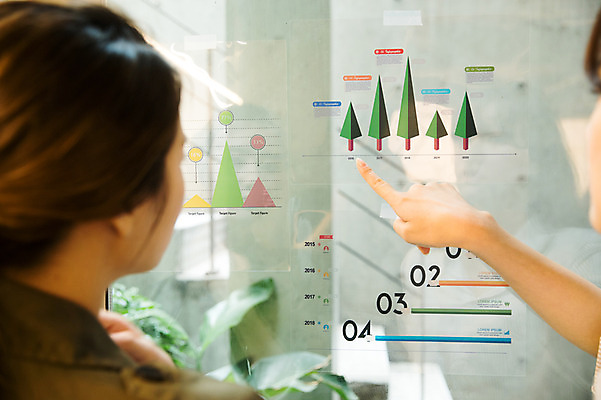 포토 JPG 우먼라이프 여자 회의 그래프 실내 설명 서기 상반신 20대 성인 두명 뒷모습 30대 모니터 한국인 가리킴 비즈니스우먼 동료 싱글라이프 성인여자만 국내포토 라이프스타일 뷰포인트 비즈니스 관계 모션 사람 동양인 손짓 청년 내부 장년 컴퓨터 직장인 여자만 성인만 파일형식