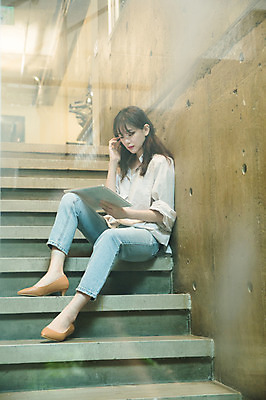 포토 JPG 전신 우먼라이프 응시 여자 실내 한명 앉기 성인 앞모습 30대 태블릿 계단 한국인 업무 비즈니스우먼 싱글라이프 성인여자한명만 국내포토 1 라이프스타일 시선 뷰포인트 비즈니스 모션 사람 동양인 내부 장년 전자제품 스마트기기 작업 직장인 여자한명만 성인여자만 파일형식