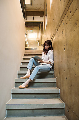 포토 JPG 전신 우먼라이프 응시 여자 실내 한명 앉기 성인 옆모습 30대 태블릿 계단 한국인 업무 비즈니스우먼 싱글라이프 성인여자한명만 국내포토 1 라이프스타일 시선 뷰포인트 비즈니스 모션 사람 동양인 내부 장년 전자제품 스마트기기 작업 직장인 여자한명만 성인여자만 파일형식