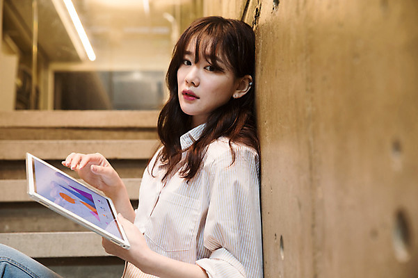 포토 JPG 우먼라이프 여자 실내 한명 앉기 상반신 성인 옆모습 30대 태블릿 계단 한국인 업무 비즈니스우먼 싱글라이프 성인여자한명만 국내포토 1 라이프스타일 뷰포인트 비즈니스 모션 사람 동양인 내부 장년 전자제품 스마트기기 작업 직장인 여자한명만 성인여자만 파일형식