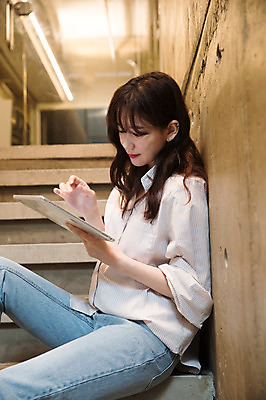 포토 JPG 우먼라이프 응시 여자 실내 한명 앉기 상반신 성인 옆모습 30대 태블릿 계단 한국인 업무 비즈니스우먼 싱글라이프 성인여자한명만 국내포토 1 라이프스타일 시선 뷰포인트 비즈니스 모션 사람 동양인 내부 장년 전자제품 스마트기기 작업 직장인 여자한명만 성인여자만 파일형식