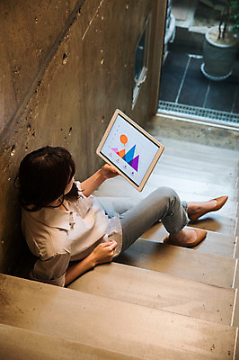 포토 JPG 전신 우먼라이프 여자 그래프 실내 한명 앉기 성인 옆모습 30대 하이앵글 태블릿 계단 한국인 업무 비즈니스우먼 싱글라이프 성인여자한명만 국내포토 1 라이프스타일 뷰포인트 비즈니스 모션 사람 동양인 내부 장년 전자제품 스마트기기 작업 직장인 여자한명만 성인여자만 파일형식