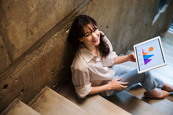 포토 JPG 전신 우먼라이프 여자 그래프 실내 한명 앉기 성인 옆모습 30대 하이앵글 태블릿 계단 한국인 올려보기 업무 비즈니스우먼 싱글라이프 성인여자한명만 국내포토 1 라이프스타일 뷰포인트 비즈니스 모션 사람 동양인 내부 장년 전자제품 스마트기기 작업 직장인 여자한명만 성인여자만 파일형식