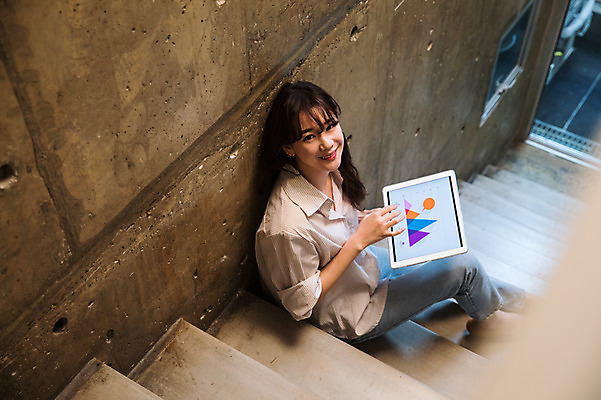 포토 JPG 전신 우먼라이프 여자 그래프 실내 한명 앉기 성인 옆모습 30대 하이앵글 태블릿 계단 한국인 올려보기 업무 비즈니스우먼 싱글라이프 성인여자한명만 국내포토 1 라이프스타일 뷰포인트 비즈니스 모션 사람 동양인 내부 장년 전자제품 스마트기기 작업 직장인 여자한명만 성인여자만 파일형식