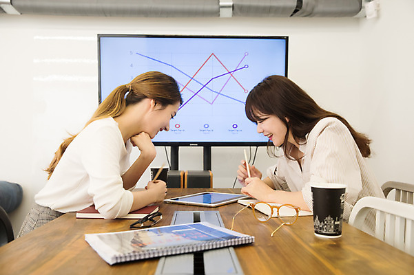 포토 JPG 우먼라이프 응시 여자 회의 실내 앉기 상반신 20대 성인 두명 옆모습 30대 태블릿 모니터 한국인 비즈니스우먼 동료 회의실 싱글라이프 성인여자만 국내포토 라이프스타일 시선 뷰포인트 비즈니스 관계 모션 사람 동양인 청년 내부 장년 전자제품 스마트기기 컴퓨터 직장인 여자만 성인만 파일형식