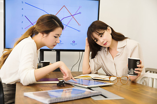 포토 JPG 우먼라이프 응시 여자 회의 실내 앉기 상반신 20대 성인 두명 옆모습 30대 태블릿 모니터 한국인 비즈니스우먼 동료 회의실 싱글라이프 성인여자만 국내포토 라이프스타일 시선 뷰포인트 비즈니스 관계 모션 사람 동양인 청년 내부 장년 전자제품 스마트기기 컴퓨터 직장인 여자만 성인만 파일형식