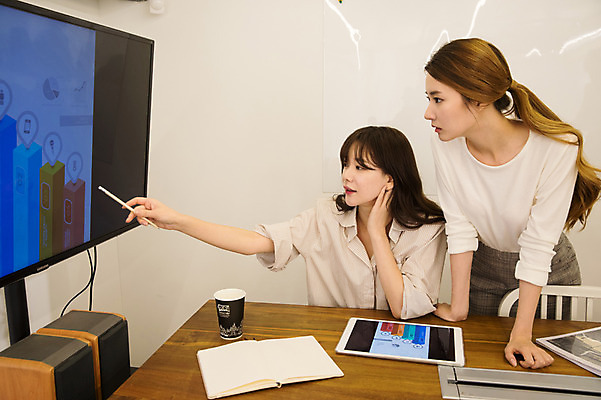 포토 JPG 우먼라이프 응시 여자 회의 실내 서기 앉기 상반신 20대 성인 두명 앞모습 30대 모니터 한국인 가리킴 비즈니스우먼 동료 회의실 싱글라이프 성인여자만 국내포토 라이프스타일 시선 뷰포인트 비즈니스 관계 모션 사람 동양인 손짓 청년 내부 장년 컴퓨터 직장인 여자만 성인만 파일형식