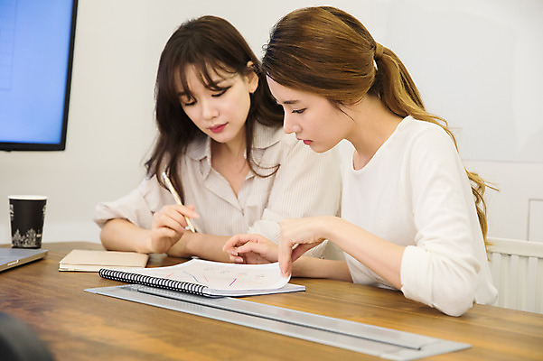 포토 JPG 우먼라이프 응시 여자 회의 실내 앉기 상반신 20대 성인 두명 앞모습 30대 한국인 비즈니스우먼 책상 동료 회의실 문서 싱글라이프 성인여자만 국내포토 라이프스타일 시선 뷰포인트 가구 비즈니스 관계 모션 사람 동양인 청년 내부 장년 직장인 여자만 성인만 파일형식