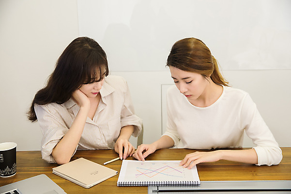 포토 JPG 우먼라이프 응시 여자 회의 실내 앉기 상반신 20대 성인 두명 앞모습 30대 한국인 비즈니스우먼 책상 동료 회의실 문서 싱글라이프 성인여자만 국내포토 라이프스타일 시선 뷰포인트 가구 비즈니스 관계 모션 사람 동양인 청년 내부 장년 직장인 여자만 성인만 파일형식